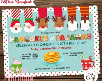 Op de afbeelding: Een blauwe en witte uitnodiging voor een verjaardagsfeest met de tekst "Pancakes and Pajamas" in kleurrijke letters. De uitnodiging bevat illustraties van de kerstman, rendieren en pinguïns die pyjama's dragen. De tekst bevat ook de naam van de jarige, de leeftijd, de datum en tijd van het feest, evenals de locatie en RSVP-informatie.
