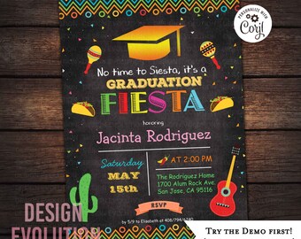 Op de afbeelding: Een uitnodiging voor een afstudeerfeest met een krijtbordachtergrond en kleurrijke Mexicaanse fiesta-decoraties. De tekst luidt "Geen tijd voor siësta, het is een afstudeerfeest" ter ere van Jacinta Rodriguez. De uitnodiging bevat details over het feest, inclusief datum, tijd en locatie.