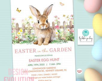 Puede incluir: Una invitación a una búsqueda de huevos de Pascua en el jardín. La invitación presenta una ilustración de acuarela de un conejo marrón sentado frente a una valla blanca de madera con flores. El texto dice "Easter in the Garden" y "Easter Egg Hunt".