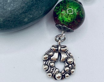Zipper Charm with Red/green crackle glass bead and wreath