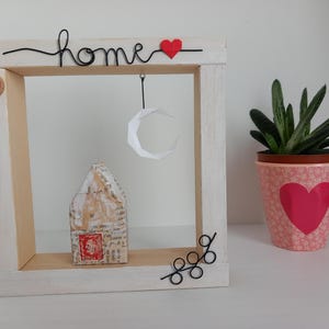 Cornice in legno, casetta in cartapesta, carta riciclata, fatto a mano, idea regalo.