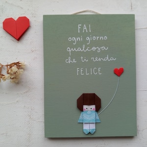 Quadretto in legno decorato, bimba e cuore origami, fatto a mano.