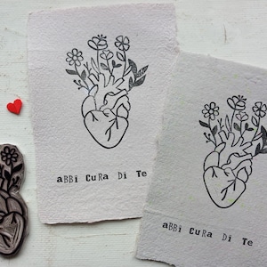 Carta fatta a mano con stampa cuore anatomico, timbro inciso a mano.
