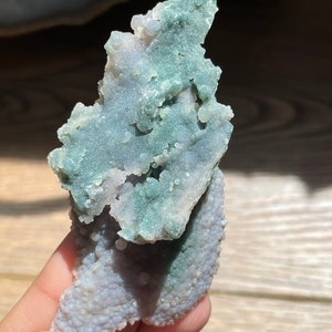 Druivenagaat, mineraalkristal, sprankelende paarse druivenagaat, botryoïdaal paars chalcedoon, paarse aggregaten van kleine kwartskristallen