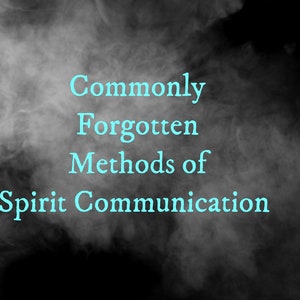 Pode incluir: Imagem com um fundo escuro e esfumaçado. O texto "Commonly Forgotten Methods of Spirit Communication" é exibido em azul claro, criando uma atmosfera mística e intrigante.