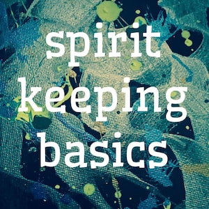 Puede incluir: Pintura abstracta con salpicaduras de pintura azul, verde y negra sobre un fondo de lienzo. Las palabras "spirit keeping basics" están escritas en texto blanco.