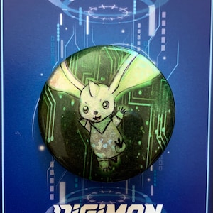 Peut inclure: Une épingle de jeu de cartes Digimon verte et blanche représentant un personnage de dessin animé avec des oreilles de lapin et un design vert et blanc. L'épingle est entourée d'un motif de circuit imprimé vert.