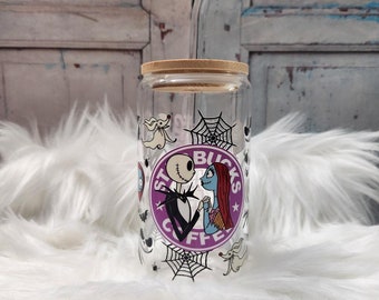 Lata de vidrio con estampado de Jack y Sally / Lata de vidrio de 16 oz con tapa y pajilla de vidrio / Taza de tarro Mason con tapa de bambú / Taza de vidrio de moda