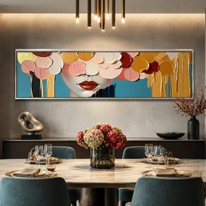 Groot kleurrijk schilderij van een vrouw, abstract gezicht met bladgoud, modern gestructureerd portret op canvas voor de woonkamer, rode lippen met blauwe decoratie.