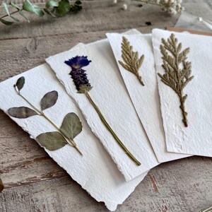 Notes de papier vierges recyclées faites main / Bords bruts / Surface d'écriture lisse / Fleurs pressées / Respectueux de l'environnement / Notes de 4 x 5 pouces et enveloppes A2