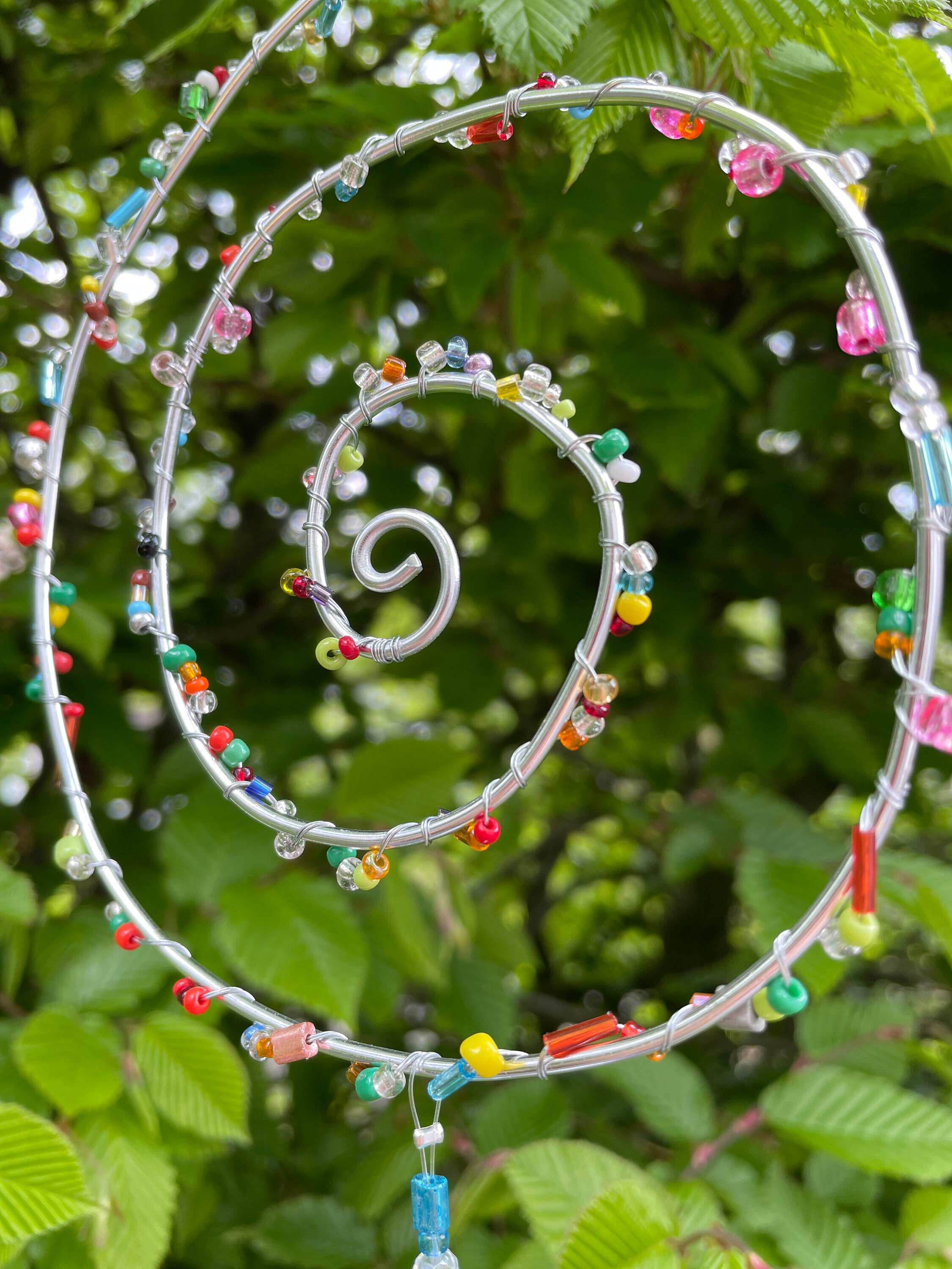 Hängende Spirale aus Draht mit bunten Glasperlen Suncatcher Etsy
