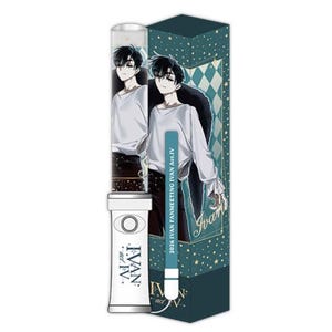 Peut inclure: Un bâton lumineux blanc et argenté avec le texte "IVAN act IV" et une boîte assortie. La boîte et le bâton lumineux présentent une illustration d'une personne aux cheveux noirs portant une chemise blanche. La boîte indique "2026 IVAN FANMEETING IVAN Act.IV".
