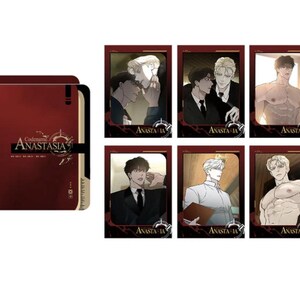 Op de afbeelding: Een set van zes rode en zwarte verzamelkaarten met illustraties van mannen met de tekst "Codename Anastasia" op de voorkant van de kaarten.