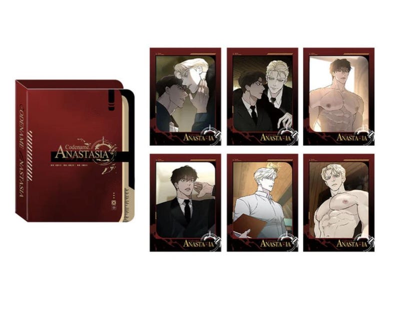 Op de afbeelding: Een set van zes rode en zwarte verzamelkaarten met illustraties van mannen met de tekst "Codename Anastasia" op de voorkant van de kaarten.