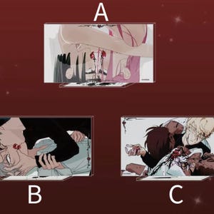 Peut inclure: Trois présentoirs rectangulaires en acrylique étiquetés A, B et C, présentant chacun une illustration détaillée de style anime de deux personnages dans une étreinte intime avec des motifs de cœurs rouges et des accents d'encre noire.