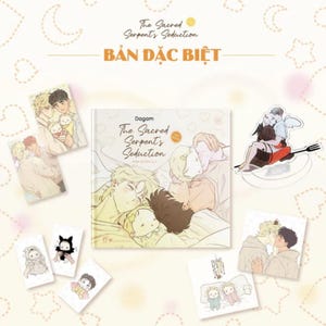 Puede incluir: Una colección de merchandising con el título "The Sacred Serpent's Seduction". Los artículos incluyen un libro, postales y un expositor acrílico. La portada del libro y las postales presentan ilustraciones de dos hombres. El texto "BẢN ĐẶC BIỆT" también es visible.