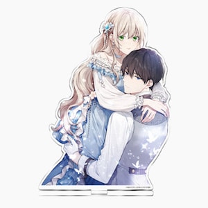 Könnte beinhalten: Eine Anime-Illustration eines sich umarmenden Paares, dargestellt in Weiß und Blau. Die Frau hat langes blondes Haar und grüne Augen, während der Mann schwarze Haare und blaue Augen hat. Beide sind in elegante Kleidung mit aufwendigen Details gekleidet.
