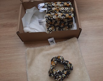 Box zéro déchet avec quatre maxi lingettes beiges et un chouchou, pour se démaquiller, prendre soin de soi, en coton bio et réutilisables