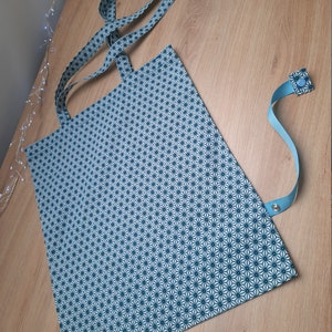 Totebag qui se plie avec une attache