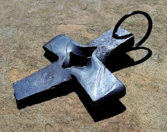 Handgesmede gespleten kruissleutelhanger