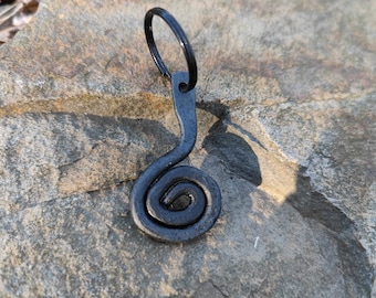 Handgesmede spiraalvormige sleutelhanger