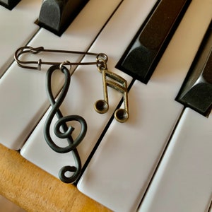 Muziekspeld, solsleutelspeld, muziekreversspeld, solsleutel broche, muziekcadeau, muzikaal cadeau, sieraden, broche, speld, handgemaakte sieraden