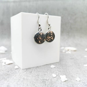 Concrete jewelry | Earrings | Concrete | Stainless steel | black I gold I glitter | Trailer |