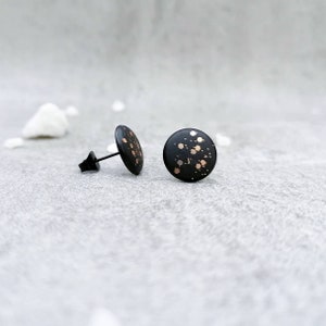 Concrete jewellery | Stud earrings | black | stainless steel | gold | round | glitter | 12 mm