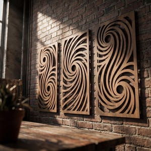 Puede incluir: Tres paneles de pared de madera con un diseño abstracto en espiral están montados en una pared de ladrillo. Los paneles son de color marrón cálido y tienen un patrón recortado que crea una sensación de profundidad y textura. Los paneles están iluminados por luz natural.