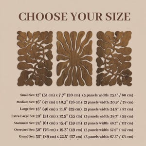 K&ouml;nnte beinhalten: Holz-Wandkunst-Set mit botanischem Design. Das Bild zeigt drei Paneele mit nat&uuml;rlicher Holzoptik. Der Text "CHOOSE YOUR SIZE" steht oben. Verschiedene Gr&ouml;&szlig;en sind verf&uuml;gbar, von 31 cm bis 89 cm.
