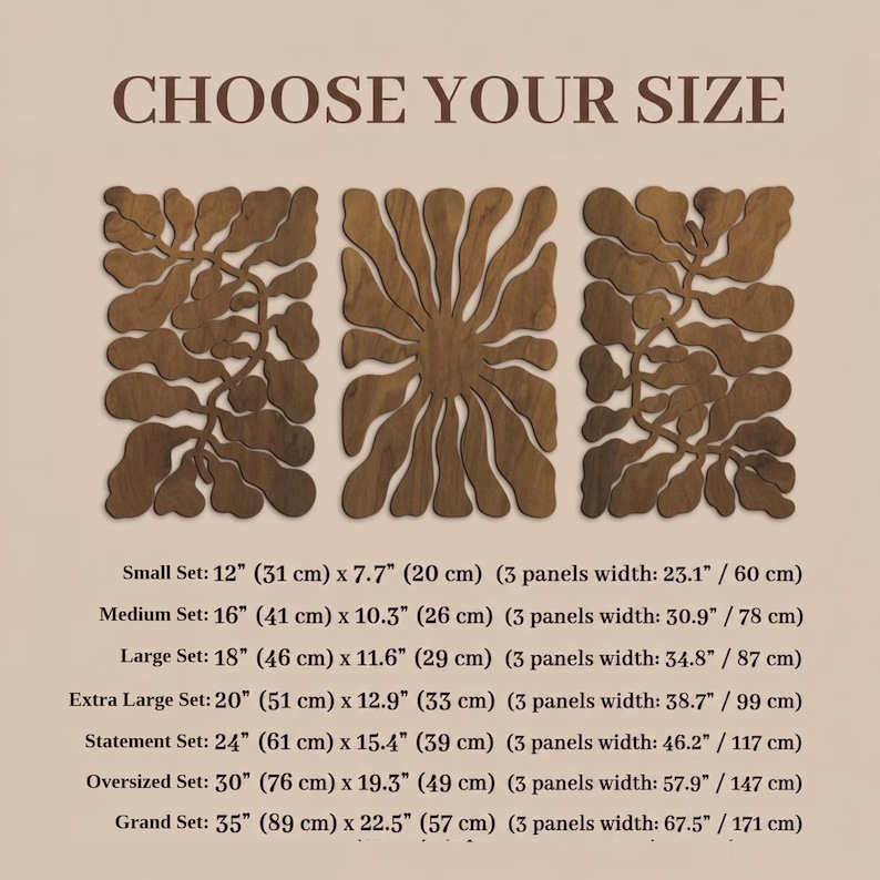 K&ouml;nnte beinhalten: Holz-Wandkunst-Set mit botanischem Design. Das Bild zeigt drei Paneele mit nat&uuml;rlicher Holzoptik. Der Text "CHOOSE YOUR SIZE" steht oben. Verschiedene Gr&ouml;&szlig;en sind verf&uuml;gbar, von 31 cm bis 89 cm.
