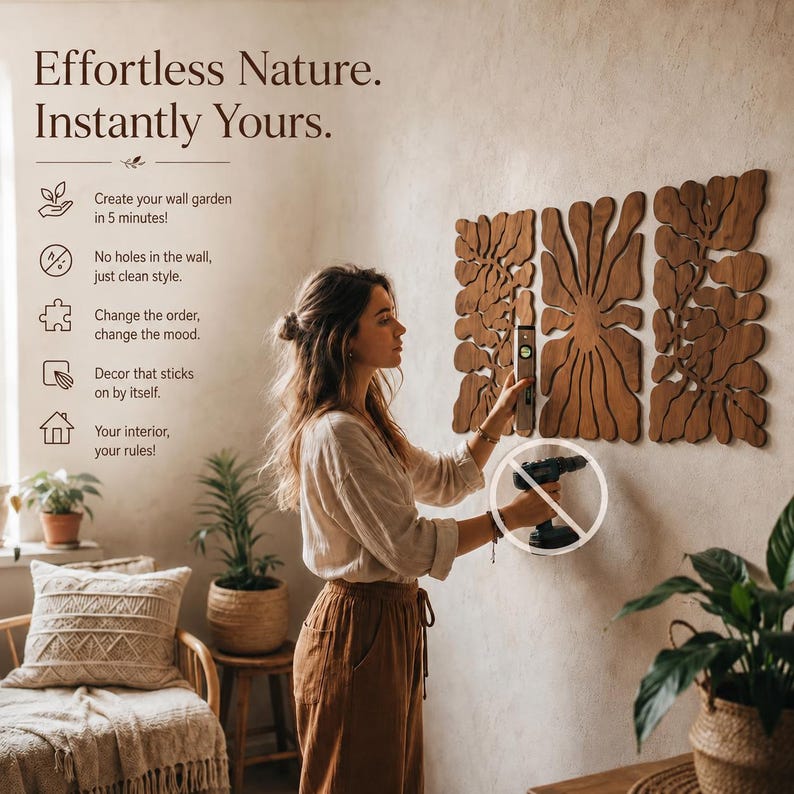 K&ouml;nnte beinhalten: Holzwandkunstpaneele mit floralem Design werden installiert. Die Paneele haben eine warme braune Farbe und werden an einer neutralfarbenen Wand befestigt. Der Text im Bild lautet: "Effortless Nature. Instantly Yours."