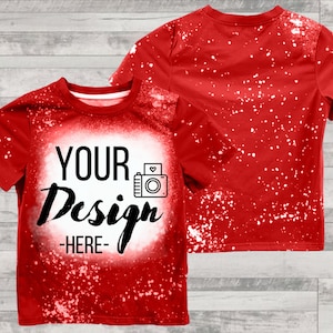 Könnte beinhalten: Rotes T-Shirt mit weißen Bleichmittelspritzern und dem Text "YOUR Design -HERE- " und einer Kamera-Grafik.