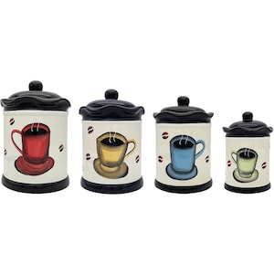 Puede incluir: Conjunto de cuatro botes de cerámica con tapas negras y diseños de tazas de café. Los botes están decorados con granos de café y presentan un diseño de taza de café rojo, amarillo, azul y verde.