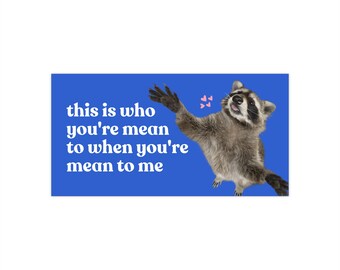 Pegatina divertida de mapache para parachoques: "Te refieres a alguien con quien te portas mal"