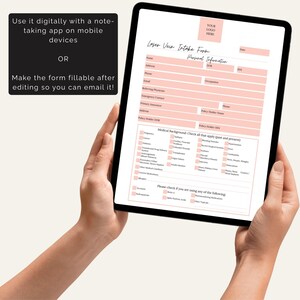 以下が含まれることがあります： レーザー静脈治療の問診票を表示したデジタルタブレット。個人情報や病歴を入力する薄いピンク色のフィールド、チェックボックス、上部にはロゴ用のプレースホルダーが配置されており、デジタルデバイスでの使用を想定したレイアウトになっています。