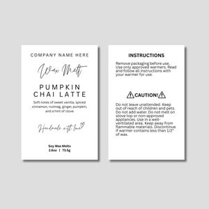 Könnte beinhalten: Zwei weiße Karten mit schwarzem Text. Eine Karte lautet "Wax Melt Pumpkin Chai Latte" mit Duftnoten und "Handmade with love". Die andere Karte enthält Anweisungen und ein Vorsichtsetikett. Das Produkt sind Sojawachsschmelzen, 73,5 g.