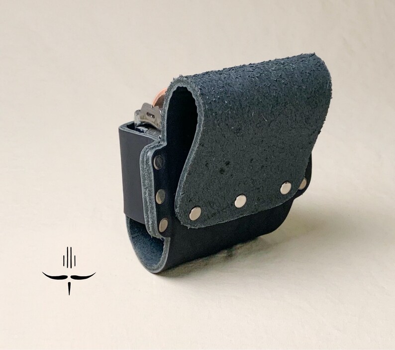 Puede incluir: Un portaherramientas de cuero negro con un clip de metal y remaches. El portaherramientas est&aacute; dise&ntilde;ado para llevarse en un cintur&oacute;n.