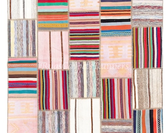 Gestreifter handgemachter Patchwork-Kelim für modernes Interieur, authentischer türkischer Teppich. Benutzerdefinierte Farben und Größen erhältlich. ND734