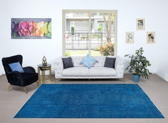 7x10.3フィートの無地ブルーのハンドメイドトルコラグ。リビングルーム