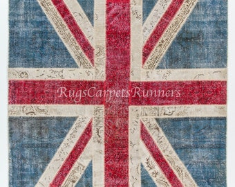 Dywan z motywem flagi brytyjskiej Union Jack. Nowoczesny, ręcznie robiony dywan patchworkowy w kolorze niebieskim, czerwonym i kremowym. Dywan w Wielkiej Brytanii. ND744