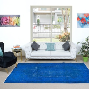 Tapete decorativo feito à mão de 6,2 x 9,8 pés em azul safira, tapete vermelho tingido em azul egípcio moderno, revestimento de piso turco. NTEK1034