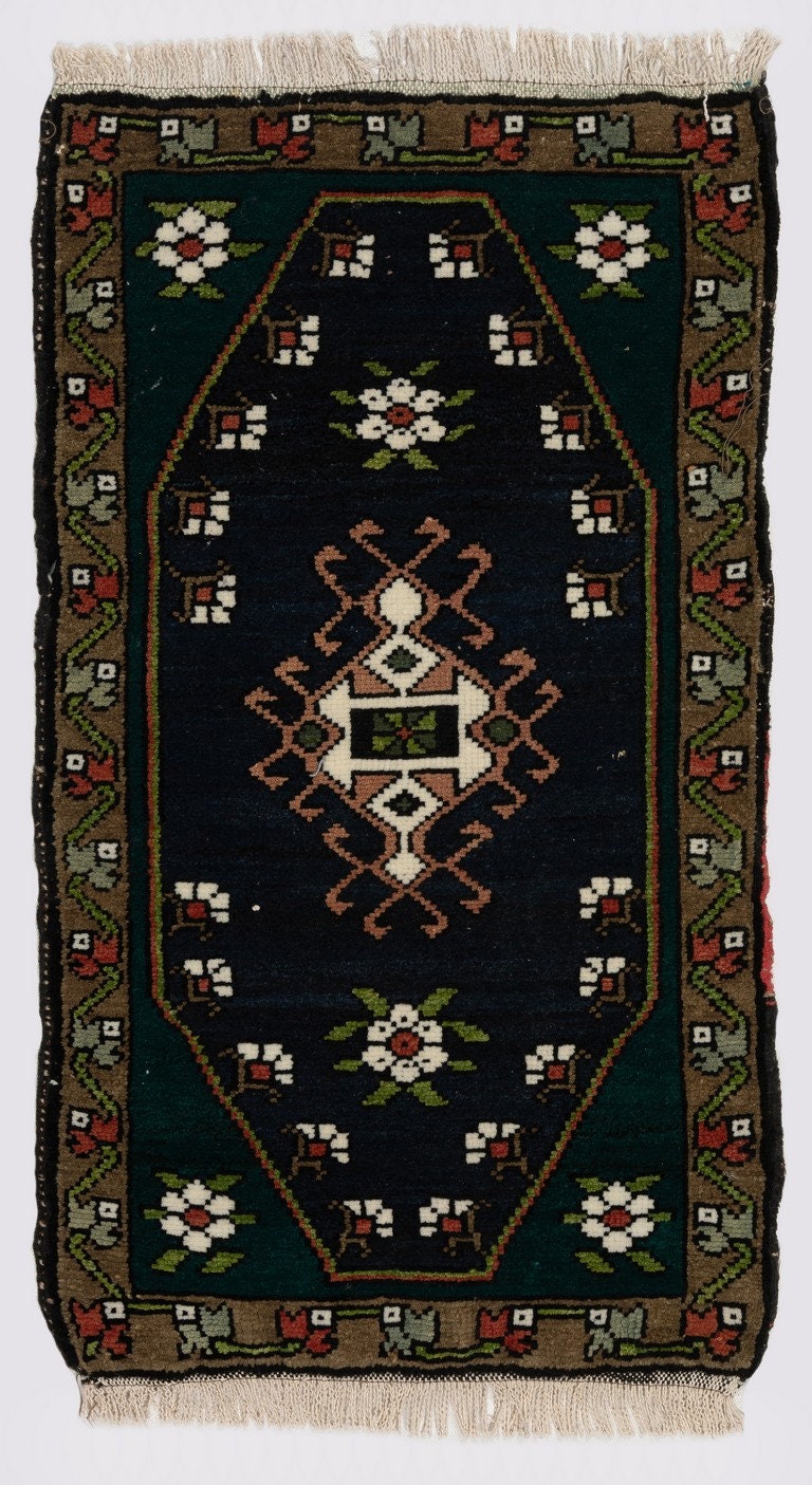 17x30 Inches Mid-century Traditional Accent Rug, Vintage Turkish