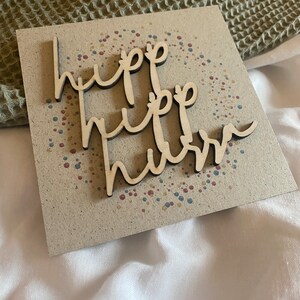 Postkarte mit Holzelement - hip hip hurra