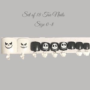 May include: Set of 18 black and white toe nails with a Jack Skellington design.  The toe nails are in different sizes, labelled 0-8. Set of 18 Toe Nails Size 0-8