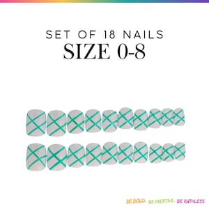 Peut inclure: Un ensemble de 18 faux ongles en tailles 0-8, avec une base blanche et un motif croisé turquoise. Le texte SET OF 18 NAILS SIZE 0-8 est imprimé en haut, et le texte BE BOLD. BE CREATIVE. BE RUTHLESS. est imprimé en bas de l'image.