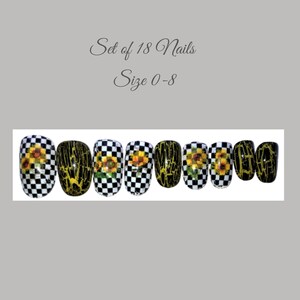 Sunflowers on Checkers Press-On Nail Set - Short Oval (Size 0-8)