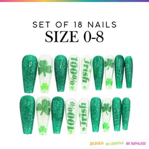 Op de afbeelding: Een set van 18 kunstnagels in de maten 0-8, met groene glitterafwerkingen en transparante nagels met groene klaverontwerpen en de tekst 100% Irish. De set bevat verschillende lengtes en breedtes voor een volledige manicure.