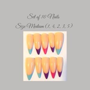 Può includere: Set di 10 unghie finte di taglia media con una base rosa chiaro e una punta colorata. Le punte sono dipinte di blu chiaro, viola o rosa. Il testo "Set of 10 Nails" e "Size Medium (1, 4, 2, 3, 5)" è visibile nell'immagine.