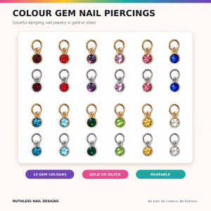 Op de afbeelding: Een collectie bungelende nagelpiercings met ronde edelstenen in twaalf verschillende kleuren, verkrijgbaar in goud- of zilverkleurige metalen zettingen. De afbeelding bevat de tekst COLOUR GEM NAIL PIERCINGS, 12 GEM COLOURS, GOLD OR SILVER, REUSABLE en RUTHLESS NAIL DESIGNS.